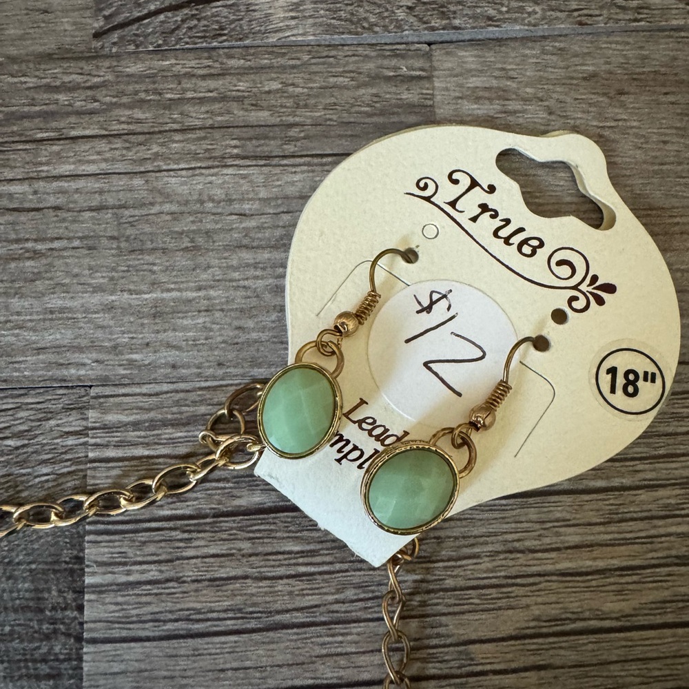 Elegant Green and Gold Necklace Set - Picture 3 of 5